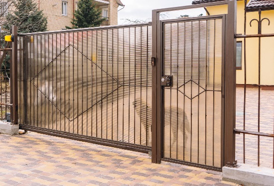 Купить ворота из профлиста с элементами ковки, с металлическими столбами в рамке или под дерево в Ростове от 157200 руб